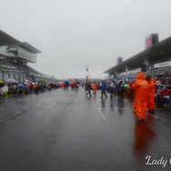 鈴鹿4耐のスタート前はこんな天候。スタート直前になって雨が強くなった