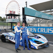 テストに参加したミカ・ハッキネンとドライバー兼オーナーの久保田克昭