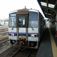 益田駅で発車を待つ山陰本線の長門市行き普通列車。長門市駅を含む益田～小串間は8月30日始発から運行を見合わせていたが、益田～滝部間は午後になって順次再開している。