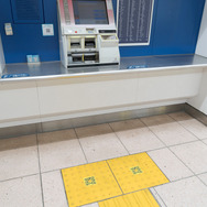 自動券売機の前にQRコードがあり、券売機の場所だとすぐにわかり、乗車券の購入がしやすくなっている。
