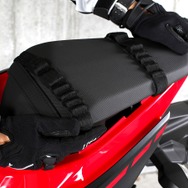 シングルサイドバッグ専用デイジーチェーンアタッチベルトを採用。