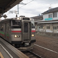 札幌圏では設備修繕などが続いたことから赤字が拡大。写真は函館本線苗穂駅を発着する731系電車で、同駅は2018年11月に新駅に切り換えられているが、これに関連した不動産取得税を納付したことなどにより、2019年度第1四半期の札幌圏の営業費用が2億5500万円増加したという。