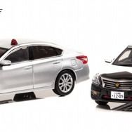 左から、日産 ティアナ XE（L33）2016 警察本部刑事部機動捜査隊車両（2灯仕様 銀）、日産 ティアナ（L33）2018 埼玉県警察地域部自動車警ら隊車両（109）