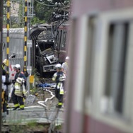 9月5日11時43分頃、京急本線神奈川新町駅付近の踏切で発生した快速特急とトラックの衝突事故後の様子。