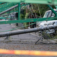 台風15号でゴルフ練習場のネットが倒れた（千葉県市原市）。