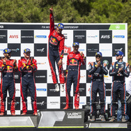 WRC第11戦トルコの表彰台、中央でジャンプしているのがウイニングドライバーの#1 オジェ。