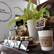 「CISCO COFFEE」のコーヒー豆は全てサンフランシスコで焙煎したもの。期間限定でバナナやヘーゼルナッツなどのフレーバーコーヒーも飲める。