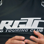 レイザーラモンＲＧとチュートリアルを中心に、バイク好き芸人で結成されたツーリングクラブ“RGTC”のツーリングウエア