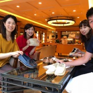 まるも亜希子さん（左）、吉田由美さん（左から2番目）による「＃置きシュー」プロジェクトがスタート。キタムラ本社にてミーティング