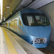 地下鉄を走る青いロマンスカー…小田急MSE