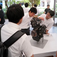 展示されたエンジンのカットモデル。