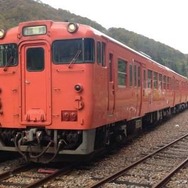 新津運輸区に配置されている「首都圏色」と呼ばれる朱色のキハ47形。