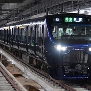 東京都心直通と相鉄沿線の地域性を両立させたことなどが評価された相鉄12000系。昨年度の20000系に続き、ヨコハマネイビーブルーの車体が選ばれた。