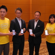MaaSアプリ「EMot」をアピールする小田急電鉄関係者。右から2人目が星野晃司社長