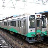 長岡～直江津間の臨時快速に接続するえちごトキめき鉄道妙高はねうまラインの列車。同線は10月15日に全線が復旧した。