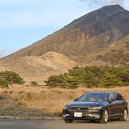 ボルボ V90 D4 インスクリプション。鹿児島-宮崎県境のえびの高原・韓国岳をバックに。