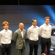 左から高星、日産グローバルモータースポーツダイレクターのマイケル・カルカモ氏、ブエミ、ローランド。