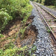 10月24日時点の八戸線被災状況。盛土が流出した侍浜駅構内。