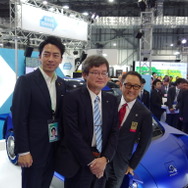 向かって左から小泉環境大臣、環境省AGVの開発をまとめた名古屋大学の天野浩教授（ノーベル物理学賞）、トヨタ自動車の豊田章男社長（東京モーターショー2019）