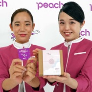 第1便の乗客にプレゼントされた京都・ZARAMEの綿菓子(右)と客室乗務員のメッセージが記されたシールが配られた
