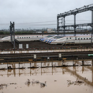 浸水した長野新幹線車両センターの北陸新幹線車両。