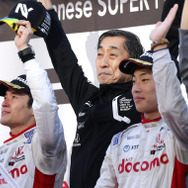 チーム部門タイトルは山本尚貴（左）と福住仁嶺（右）を擁すDOCOMOダンディライアンが獲得（中央は陣営を率いてきた村岡潔氏）。