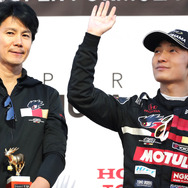 最終戦の優勝はチーム無限の野尻智紀（右）。隣は元F1ドライバーの中野信治・チーム無限監督。