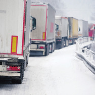 雪道のトラック走行イメージ