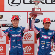 決勝2位となり、GT500ドライバーズチャンピオンに輝いた大嶋和也（右）と山下健太（左）。
