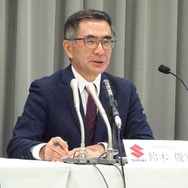 決算を発表するスズキの　鈴木俊宏社長