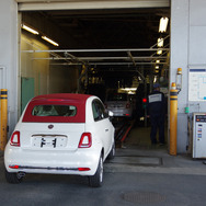豊橋のFCAジャパン新車整備センターで整備を受けるフィアット500