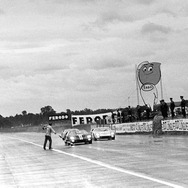 1966年ルマン、クリス・エイモン＆ブルース・マクラーレン車（向かって左）が優勝。マイルズ＆ハルムは僅差の2位（向かって右）
