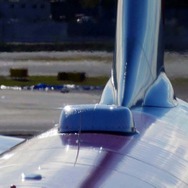 エアバスA330-300の機体に新装備されたWi-Fi用アンテナ