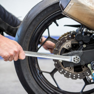 タイヤ交換する際にはリアアクスルシャフトを抜き去る必要がある。大きなナットが使われているので対応のメガネレンチが必須だ。