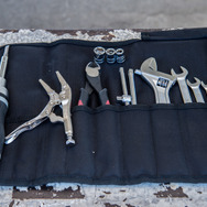 ツーリングなどに持ち出すにはツールバッグモデルと呼ばれる収納性の高い工具がオススメ。ロールタイプのバッグに必要十分な工具がセットされているので安心。