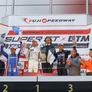 レース1の表彰式。左2人目から右へ、2位の塚越、優勝のキャシディと山田淳監督、3位の山本、DTM側の統括団体代表で往年の著名F1ドライバーでもあるゲルハルト・ベルガー。