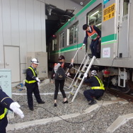 前方車両の旅客を虎ノ門駅へ避難誘導