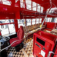 定員22人のバス車内は、向かい合って座れる座席が14席あり、車両ごとに異なるシートデザインと大きな窓が開放的