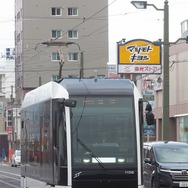 上下分離化後も低床車両の増備が継続される札幌市電。写真は1100形低床車の増備車。