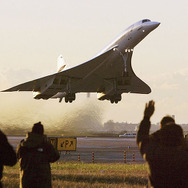 2003年10月24日、ニューヨークのジョンFケネディ空港を飛び立つ、コンコルド営業飛行ラストフライトのロンドン行き。