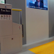 JR東日本メカトロニクス：スマートホームドア更新版…従来型ホームドアから重量を5割軽量化。シンプル構造で低メンテナンス性を実現。開口幅は2～3.3メートルに対応する。これまで町田駅で先行試行されていたものを進化させたモデルで、2019年度末以降に京浜東北線 蕨駅から順次導入していく。