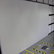 車載EMC暗室にはカメラやプロジェクターも設置されている