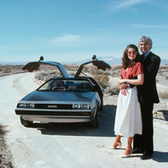 ジョン・デロリアンと妻のクリスティーナ・フェラーレ。背後はデロリアンDMC-12。