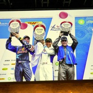 レッドブル･エアレース千葉大会で3度に優賞を果たした室屋義秀選手(中央)