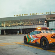 ランボルギーニ・ウラカンのイタリア空港の航空機誘導車