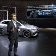 メルセデスベンツ GLA 新型のデジタルワールドプレミアの場において新型EVのEQAのプロトタイプの画像を披露したダイムラーのオラ・ケレニウスCEO