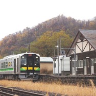 2020年3月のダイヤ改正で長万部～小樽間の普通列車へ投入されるJR北海道初の電気式気動車H100形。写真は函館本線然別駅に停車中の量産車による試運転列車。