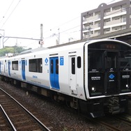 筑豊本線の折尾駅で発車を待つBEC819系。新たに香椎線の博多直通列車に運用される。
