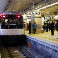 新宿駅に停車する30000形「EXEα」。土休日の午前中に増発される下り『さがみ』に充当される。