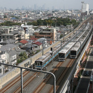 複々線の経堂～千歳船橋間を行く小田急の列車。朝ラッシュ時の上りでは10両の各駅停車が増える。